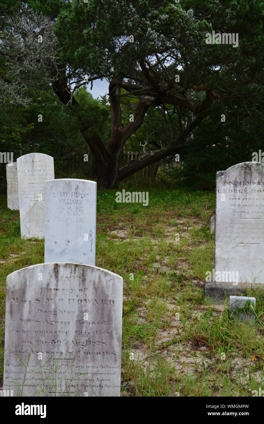 Un petit cimetière avec des pierres sur la tête usée météo Ocracoke Island dans les Outer Banks de Caroline du Nord. Banque D'Images