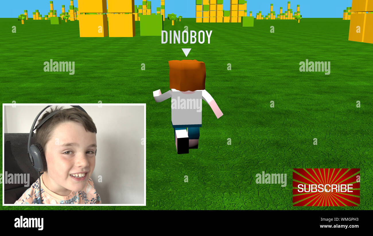 Un jeune enfant streaming vidéo en direct de son canal en ligne. La lecture d'un bloc 3D jeu à thème Banque D'Images
