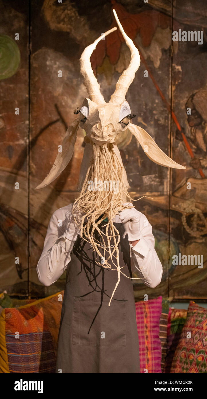 Christie's, King Street, London, UK. 5 septembre 2019. L'intérieur Septembre aperçu de l'avant de la vente la vente qui aura lieu le 11 septembre dispose d''un mélange éclectique de fine art, l'argenterie et des meubles somptueux. Image : Papier-Mache large animal masque par Michael Howells, c.2006. Modélisé comme une chèvre. Créé pour John Galliano, pour l'automne/hiver 2007 Dior Show. Credit : Malcolm Park/Alamy Live News. Banque D'Images