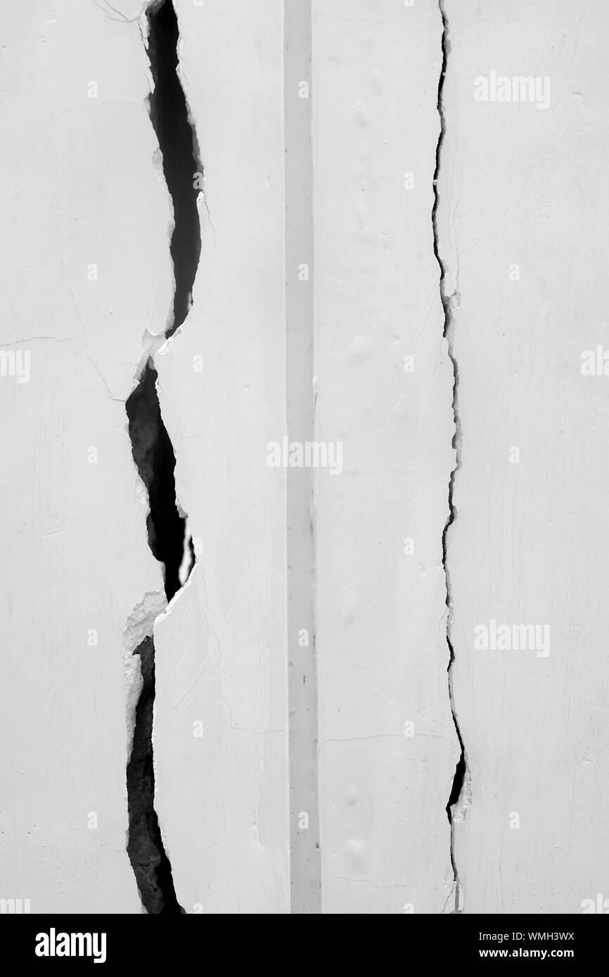 Selective focus shot Accueil problème, problème de construction mur fissuré. Banque D'Images