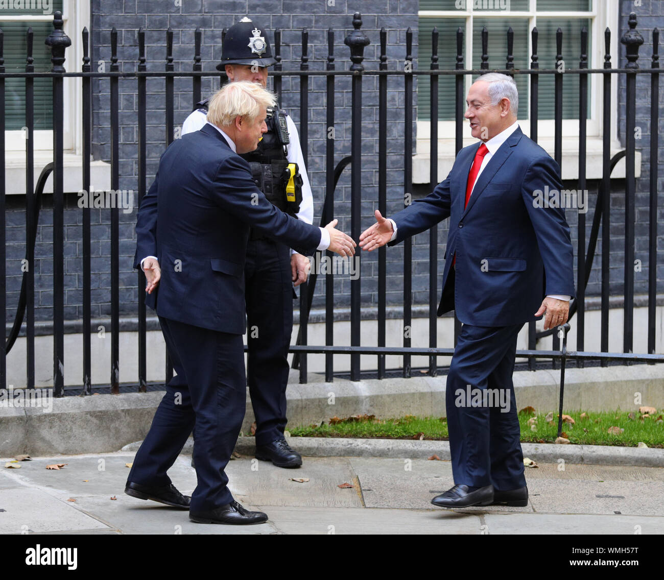 Premier ministre Boris Johnson accueille le Premier ministre israélien Benjamin Netanyahu à l'extérieur de 10 Downing Street, Londres. Banque D'Images