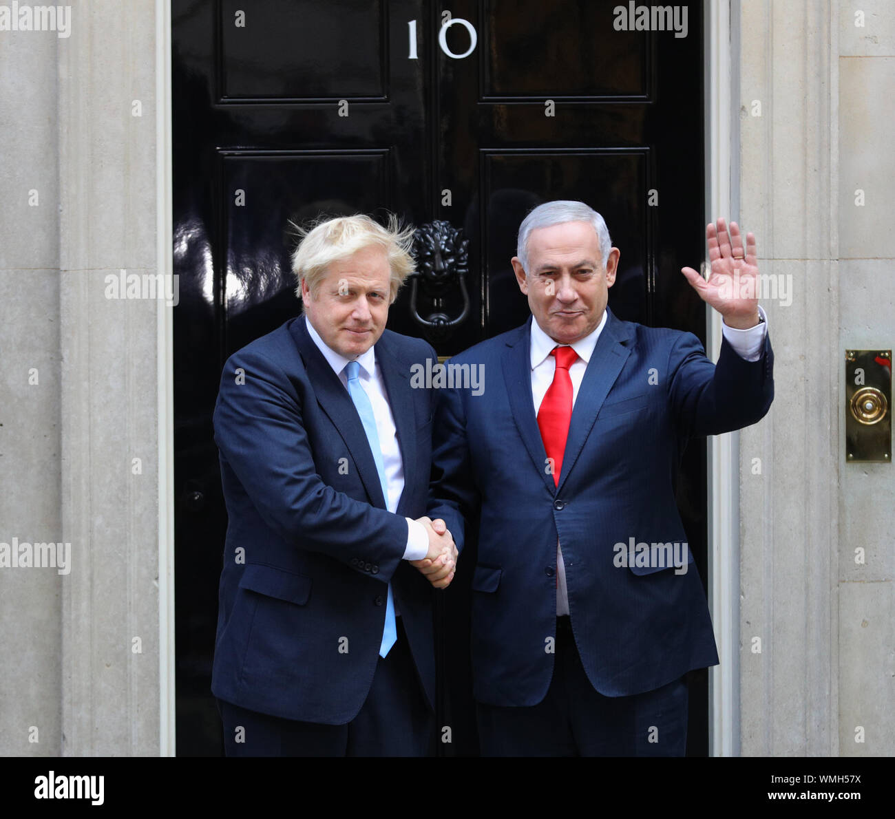 Premier ministre Boris Johnson accueille le Premier ministre israélien Benjamin Netanyahu à l'extérieur de 10 Downing Street, Londres. Banque D'Images