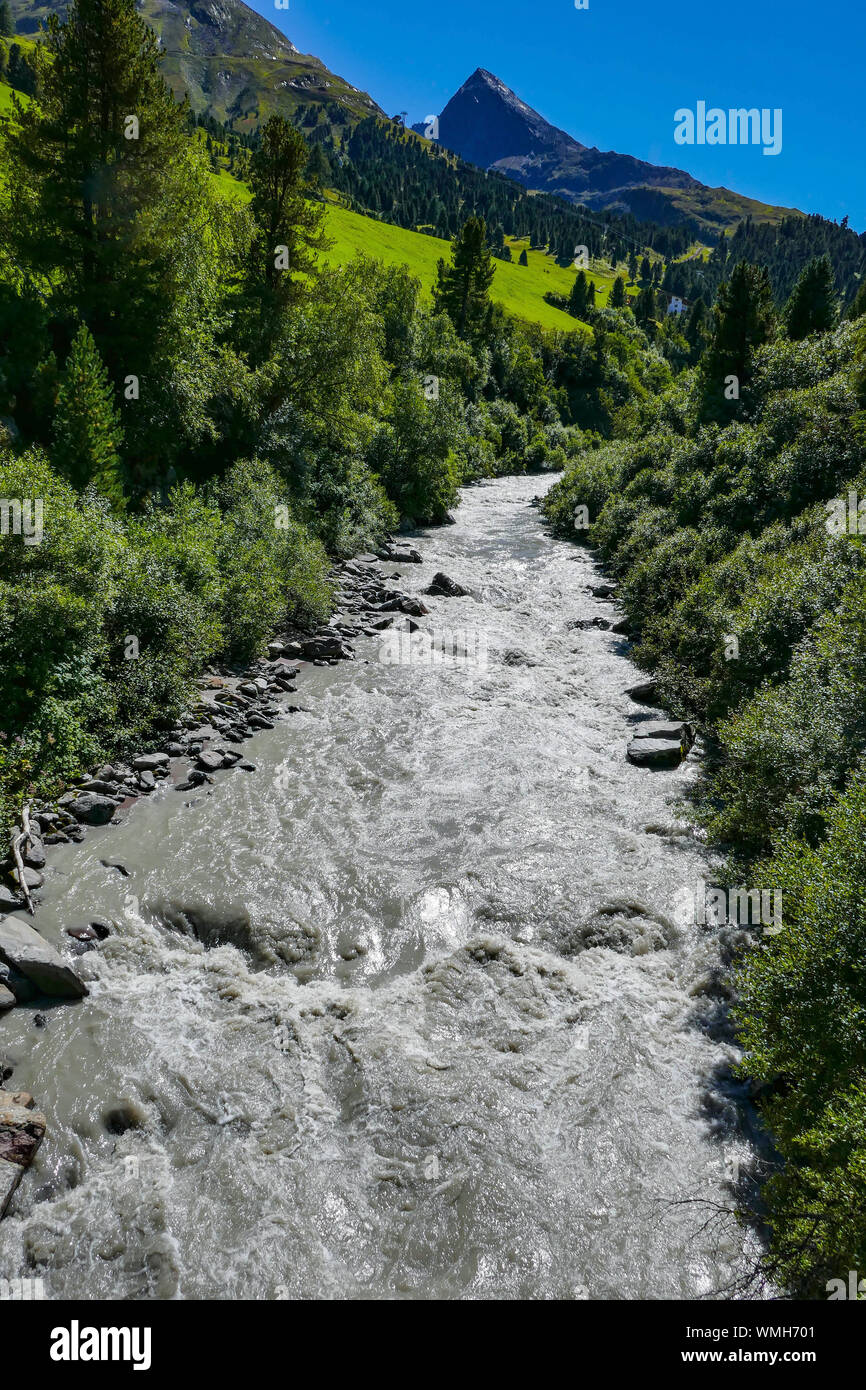 Glacier Grey River dans le vert des montagnes et le bleu journée ensoleillée à Obergurgl, vallée de l'Ötztal, Autriche, Banque D'Images