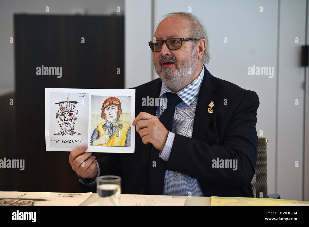 Richard Kidgell vétéran montre un morceau de son travail d'art de deuxième Dame Karen Pence, épouse du vice-président Mike Pence, qu'elle héberge un stress de combat l'art-thérapie avec des anciens combattants de l'événement à l'ambassade des États-Unis à Londres. Banque D'Images