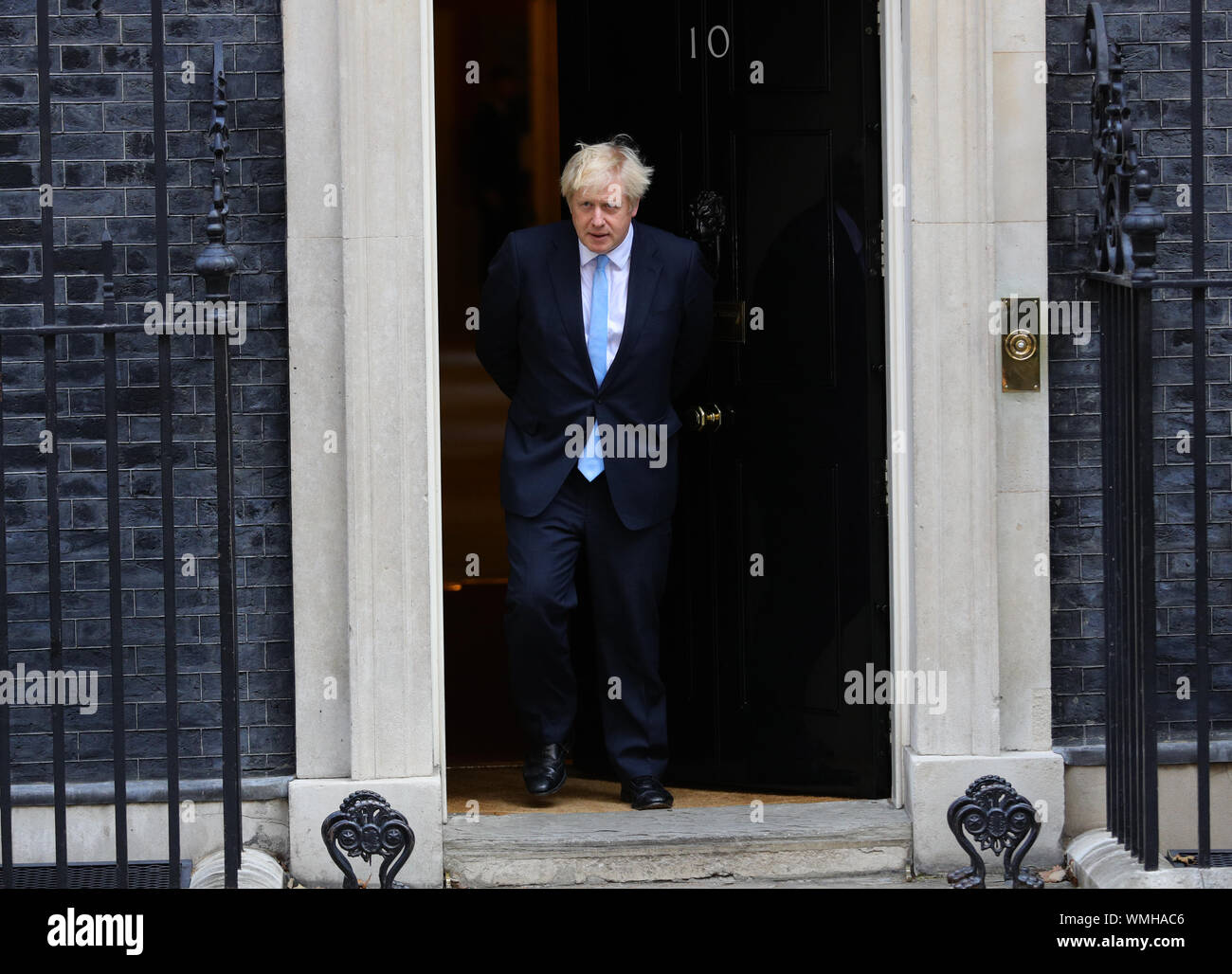 Premier ministre Boris Johnson attend d'accueillir le Premier ministre israélien Benjamin Netanyahu à l'extérieur de 10 Downing Street, Londres. Banque D'Images