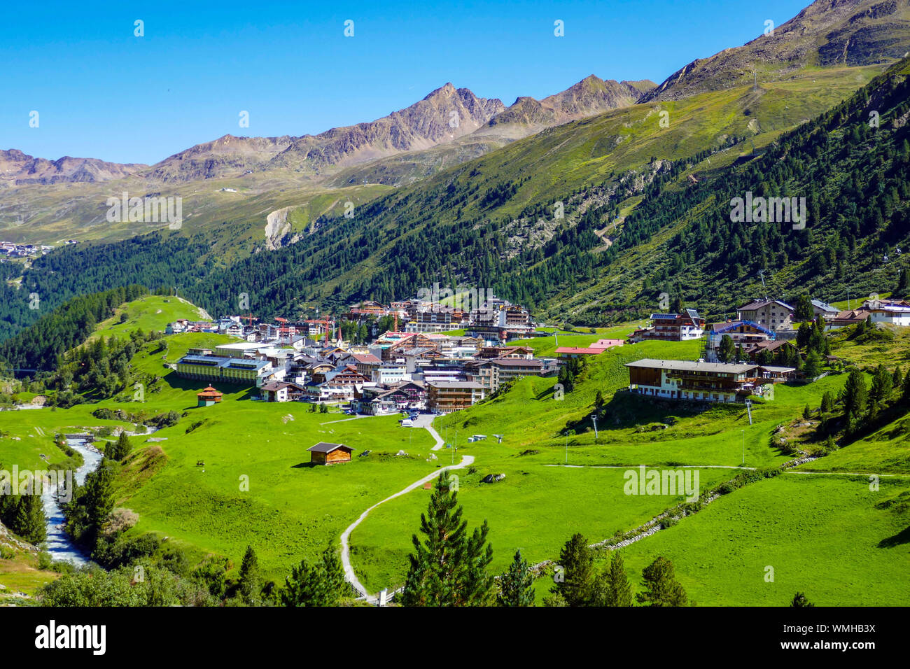 Le vert des montagnes et le bleu journée ensoleillée à Obergurgl, vallée de l'Ötztal, Autriche, Banque D'Images