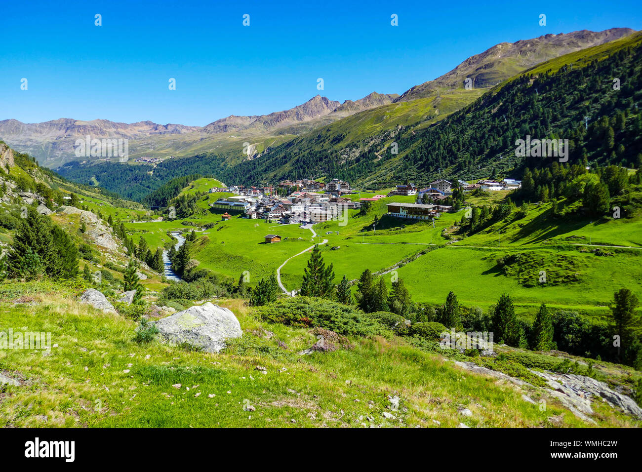 Le vert des montagnes et le bleu journée ensoleillée à Obergurgl, vallée de l'Ötztal, Autriche, Banque D'Images
