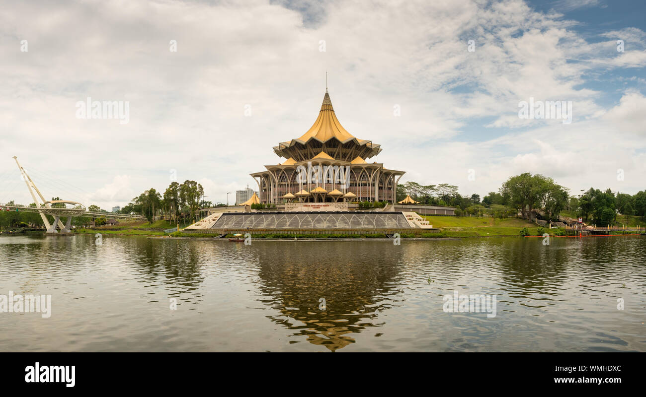 Panorama de la nouvelle Assemblée législative de l'État de Sarawak Kuching, Malaisie, Bâtiment Banque D'Images