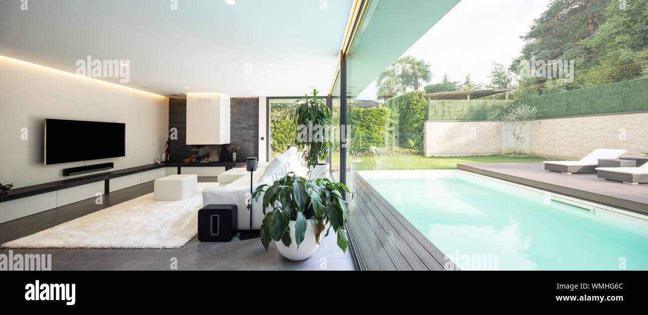 Salon moderne donnant sur le jardin et la piscine. Personne ne l'intérieur Banque D'Images