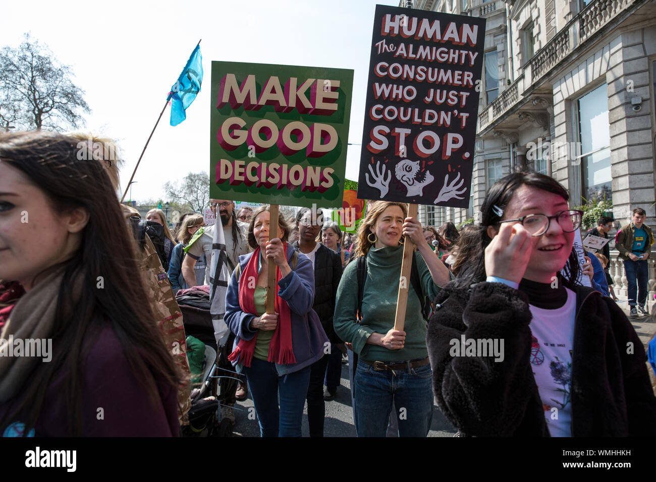 Les manifestants se rassemblent dans la Rébellion Extinction Hyde Park Corner le climat continue protester par Marble Arch se rendre à Piccadilly Circus, UK Banque D'Images