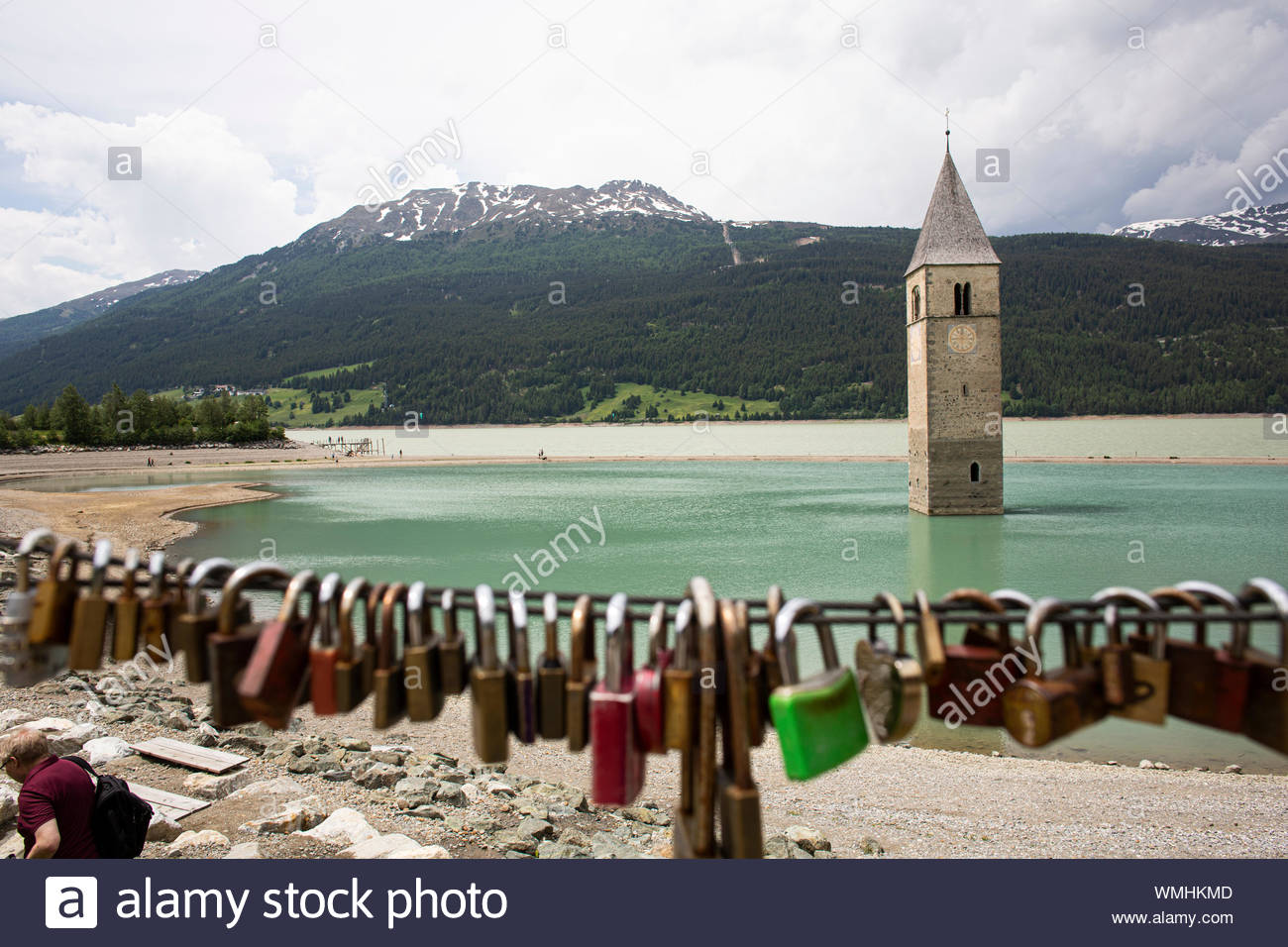 Une photo du lac de Reschen au Tyrol du Sud célèbre pour l'église à clocher qui est maintenant tout ce qui peut être vu de la ville qui existait il y Banque D'Images