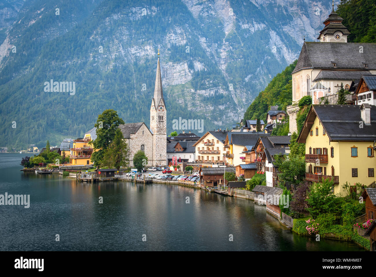 Vue d'un village autrichien de montagne sur la rive d'un lac alpin sur fond de montagnes dans les rayons du soleil. Hallstatt. Hallstat Banque D'Images