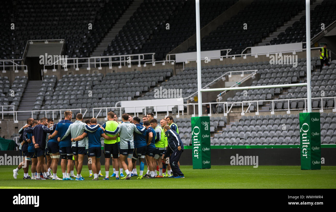 Newcastle, Royaume-Uni. 05 Sep, 2019. NEWCASTLE Upon Tyne, Angleterre. Le 5 septembre les joueurs italiens forment un caucus au cours de l'Italie est le capitaine's run à St James' Park, Newcastle upon Tyne Le jeudi 6 septembre 2019 (Crédit : Chris Lishman | MI News) Credit : MI News & Sport /Alamy Live News Banque D'Images