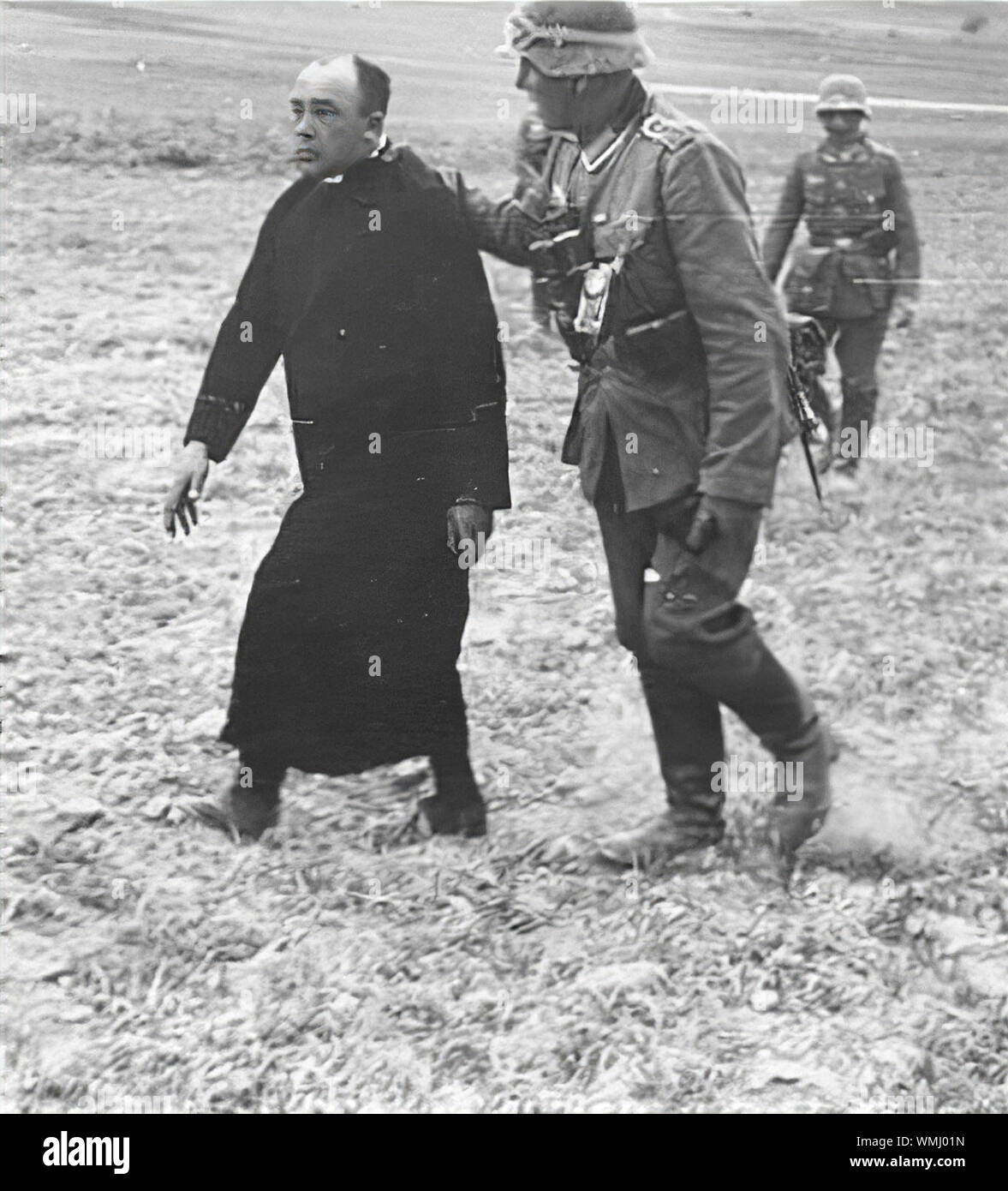 SS homme menant prêtre polonais d'être tourné -1939 Banque D'Images