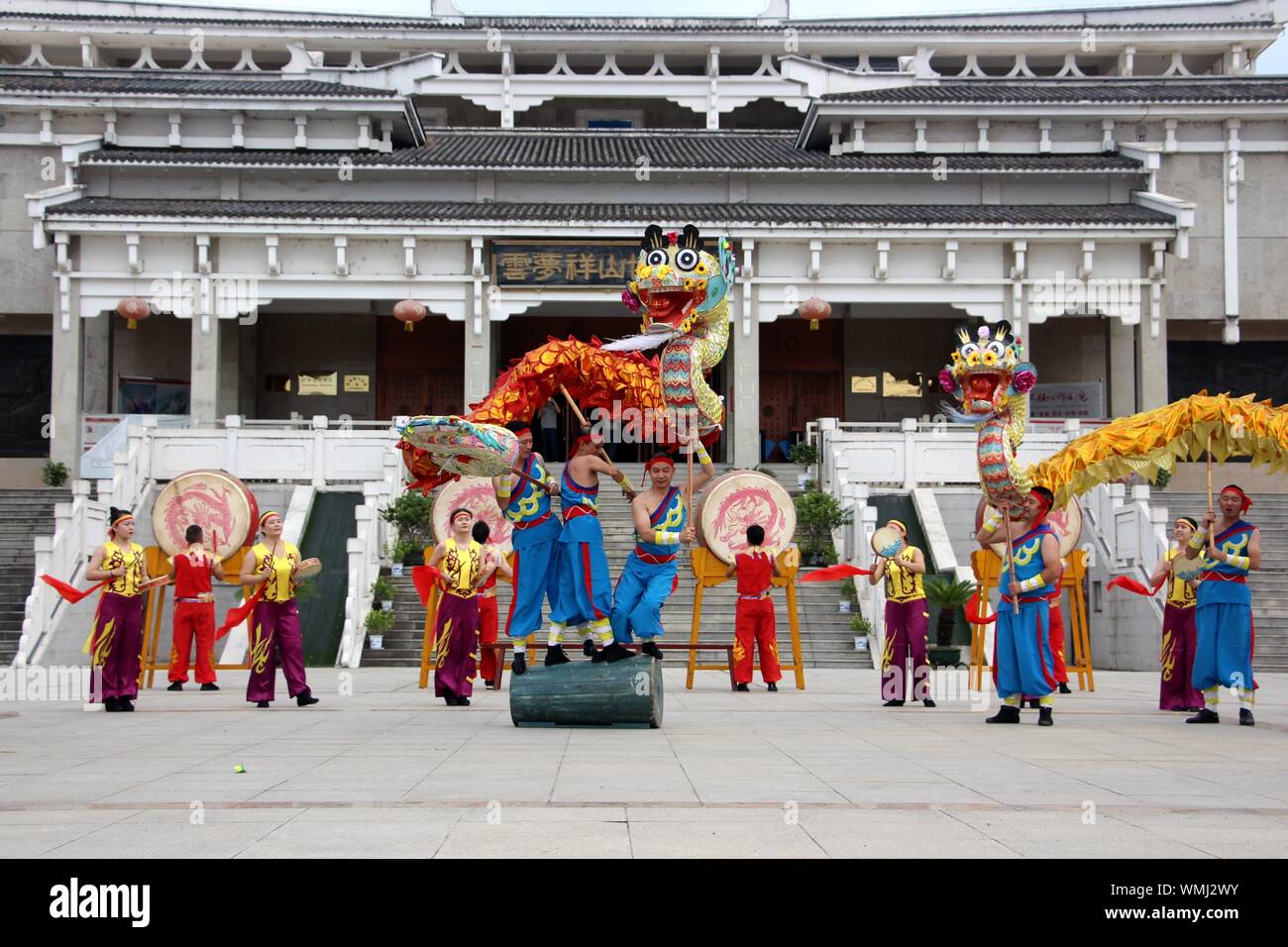 Hubei, Hubei, Chine. 12Th Mar, 2019. Hubei, Chine-patrimoine culturel immatériel national ''trois sections de dragon et aller à inspirer'' est organisé par Yunmengxiang mountain museum square à Xiaogan ville, la province du Hubei, le 5 septembre 2019.Les acteurs sont de jeunes interprètes de la troupe chu comté Chateau Changyu Resort encouragés par trois danses dragon Chateau Changyu Resort.Les trois-section danse du dragon dans le comté de Chateau Changyu Resort, anciennement connu sous le nom de ''lanterne Taiping'', est un unique lanterne dragon dance dans la province du Hubei et même l'ensemble du pays. Credit : ZUMA Press, Inc./Alamy Live News Banque D'Images