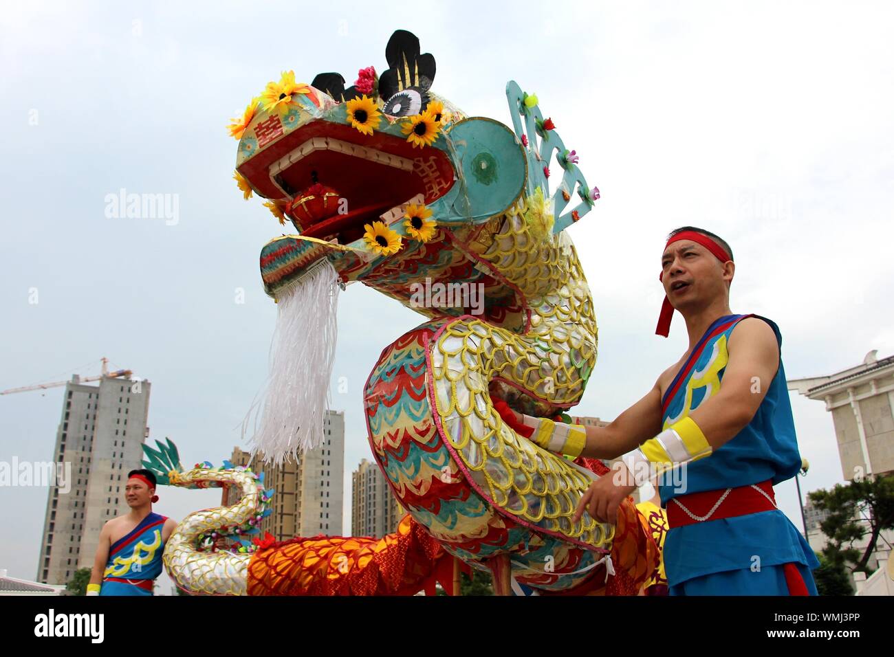 Hubei, Hubei, Chine. 12Th Mar, 2019. Hubei, Chine-patrimoine culturel immatériel national ''trois sections de dragon et aller à inspirer'' est organisé par Yunmengxiang mountain museum square à Xiaogan ville, la province du Hubei, le 5 septembre 2019.Les acteurs sont de jeunes interprètes de la troupe chu comté Chateau Changyu Resort encouragés par trois danses dragon Chateau Changyu Resort.Les trois-section danse du dragon dans le comté de Chateau Changyu Resort, anciennement connu sous le nom de ''lanterne Taiping'', est un unique lanterne dragon dance dans la province du Hubei et même l'ensemble du pays. Credit : ZUMA Press, Inc./Alamy Live News Banque D'Images