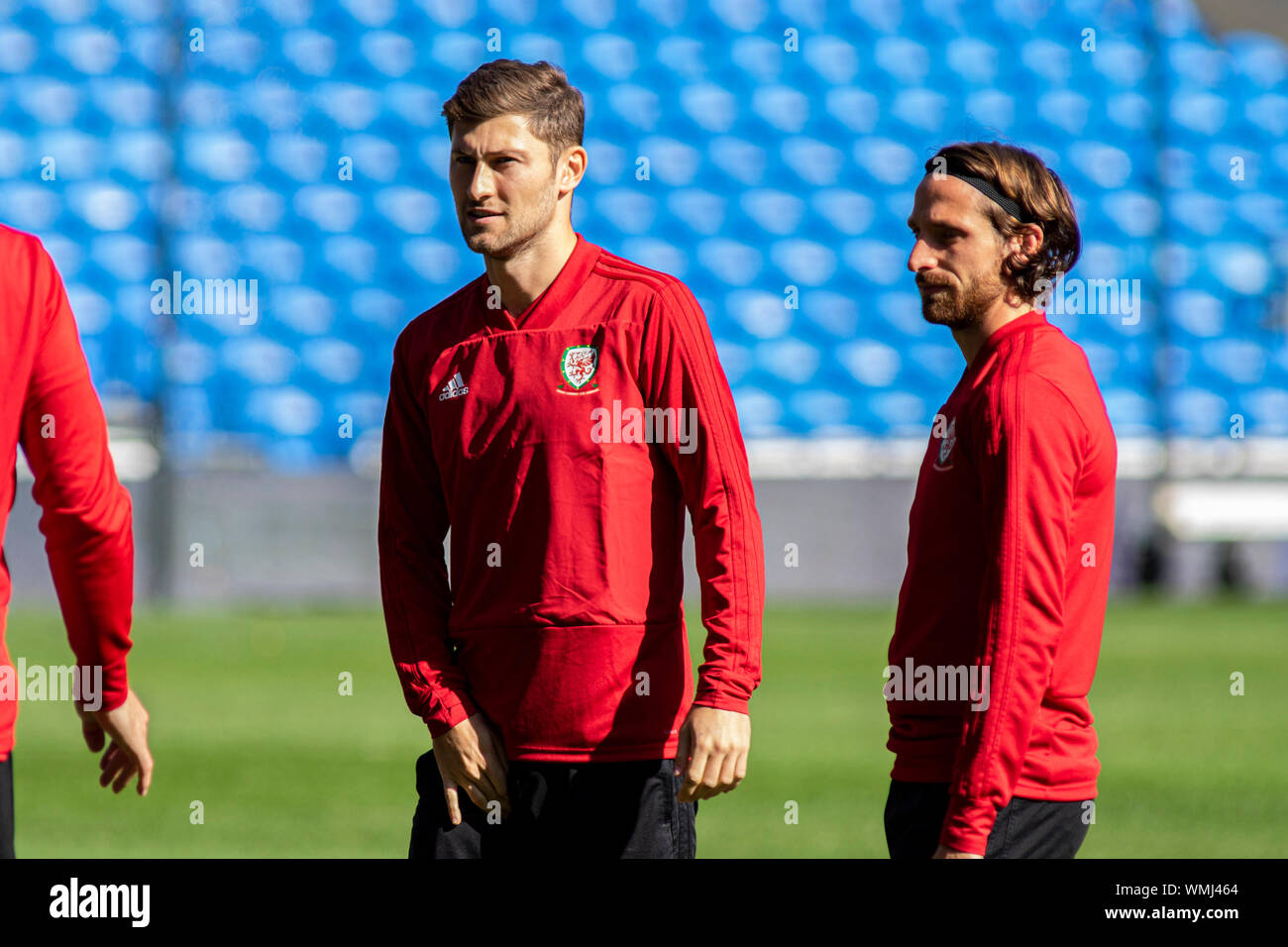 Ben Davies (L) & Joe Allen (R) de galles à MD1 de la formation. Pays de Galles v Azerbaïdjan Media Session au Cardiff City Stadium. Lewis Mitchell/YCPD. Banque D'Images