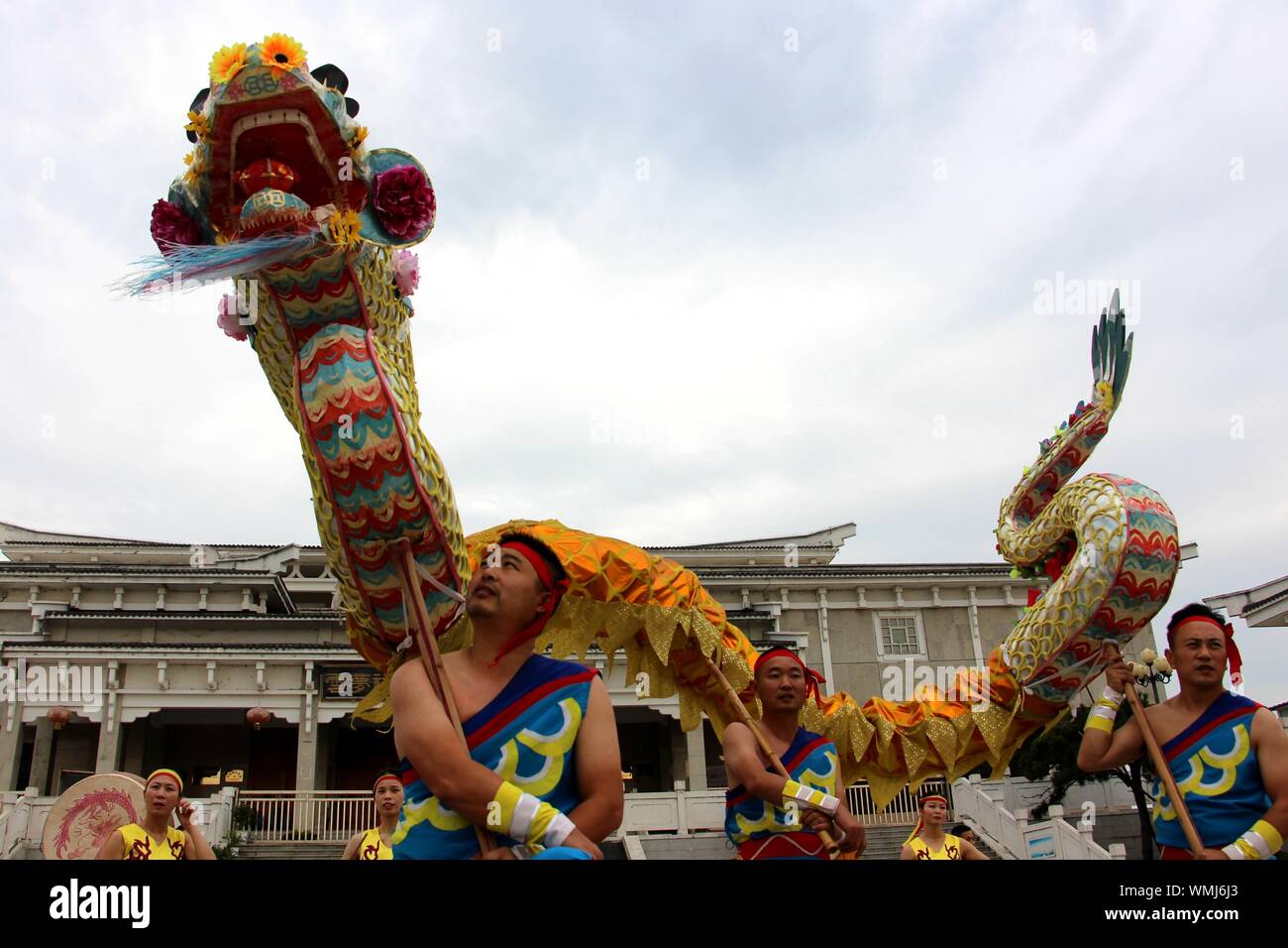 Hubei, Hubei, Chine. 12Th Mar, 2019. Hubei, Chine-patrimoine culturel immatériel national ''trois sections de dragon et aller à inspirer'' est organisé par Yunmengxiang mountain museum square à Xiaogan ville, la province du Hubei, le 5 septembre 2019.Les acteurs sont de jeunes interprètes de la troupe chu comté Chateau Changyu Resort encouragés par trois danses dragon Chateau Changyu Resort.Les trois-section danse du dragon dans le comté de Chateau Changyu Resort, anciennement connu sous le nom de ''lanterne Taiping'', est un unique lanterne dragon dance dans la province du Hubei et même l'ensemble du pays. Credit : ZUMA Press, Inc./Alamy Live News Banque D'Images