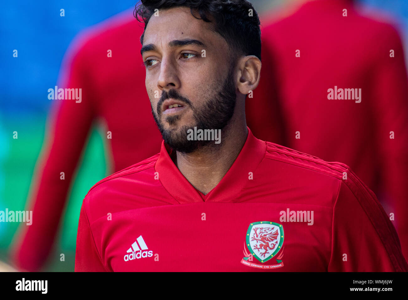 Neil Taylor de galles à MD1 de la formation. Pays de Galles v Azerbaïdjan Media Session au Cardiff City Stadium. Lewis Mitchell/YCPD. Banque D'Images