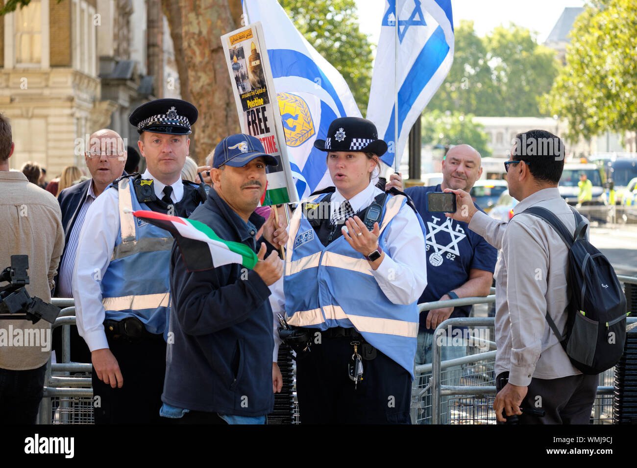 Londres, Royaume-Uni. 5 septembre 2019. Des partisans pro-palestiniens à Londres se rassemblent au 10 Downing Street pour protester contre la visite du Premier ministre israélien. Partisan pro palestinien demandé par des policiers de quitter la section des partisans israéliens. Banque D'Images