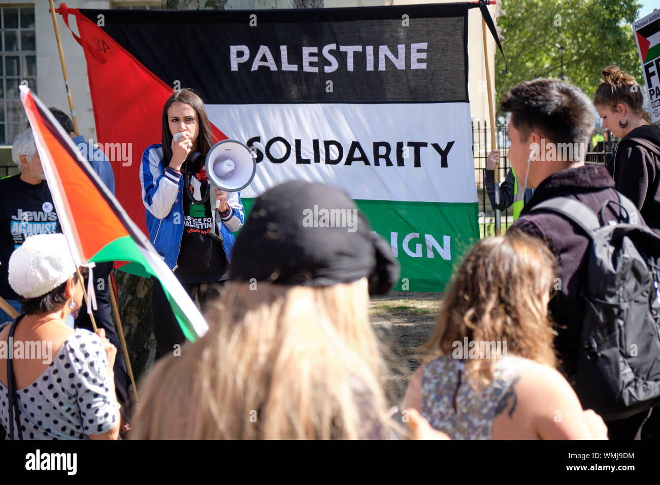 Londres, Royaume-Uni. 5 septembre 2019. Des partisans pro-palestiniens à Londres se rassemblent au 10 Downing Street pour protester contre la visite du Premier ministre israélien Banque D'Images