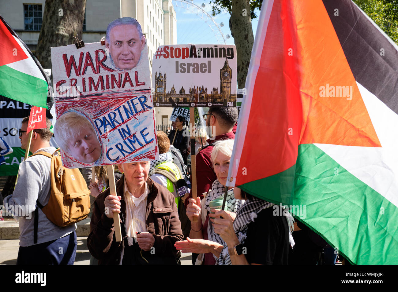 Londres, Royaume-Uni. 5 septembre 2019. Des partisans pro-palestiniens à Londres se rassemblent au 10 Downing Street pour protester contre la visite du dirigeant israélien. Des centaines rassemblent des pancartes et des drapeaux dénonçant la réunion impromptue des deux dirigeants sous une forte surveillance policière. Partisan pro Palestine avec un signe criminel de guerre avec Netanyahu. Crédit : Alamy Live News. Banque D'Images