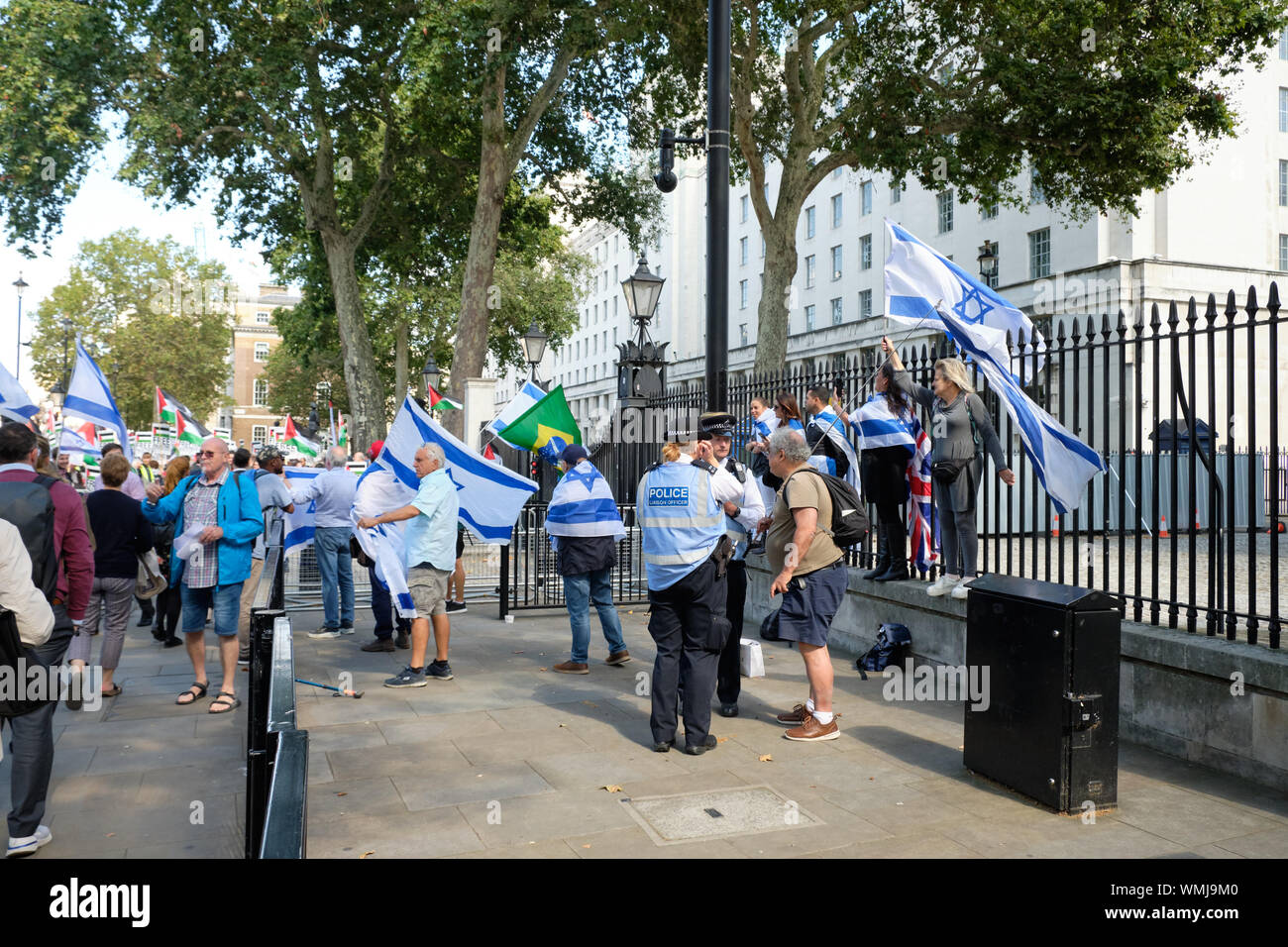 Londres, Royaume-Uni. 5 septembre 2019. Les partisans pro-palestiniens à Londres se rassemblent au 10 Downing Street pour protester contre la visite du Premier ministre israélien un partisan israélien bouclé de l'autre côté pour montrer leur soutien à leur côté. Crédit : JF Pelletier/Alamy Live News. Banque D'Images