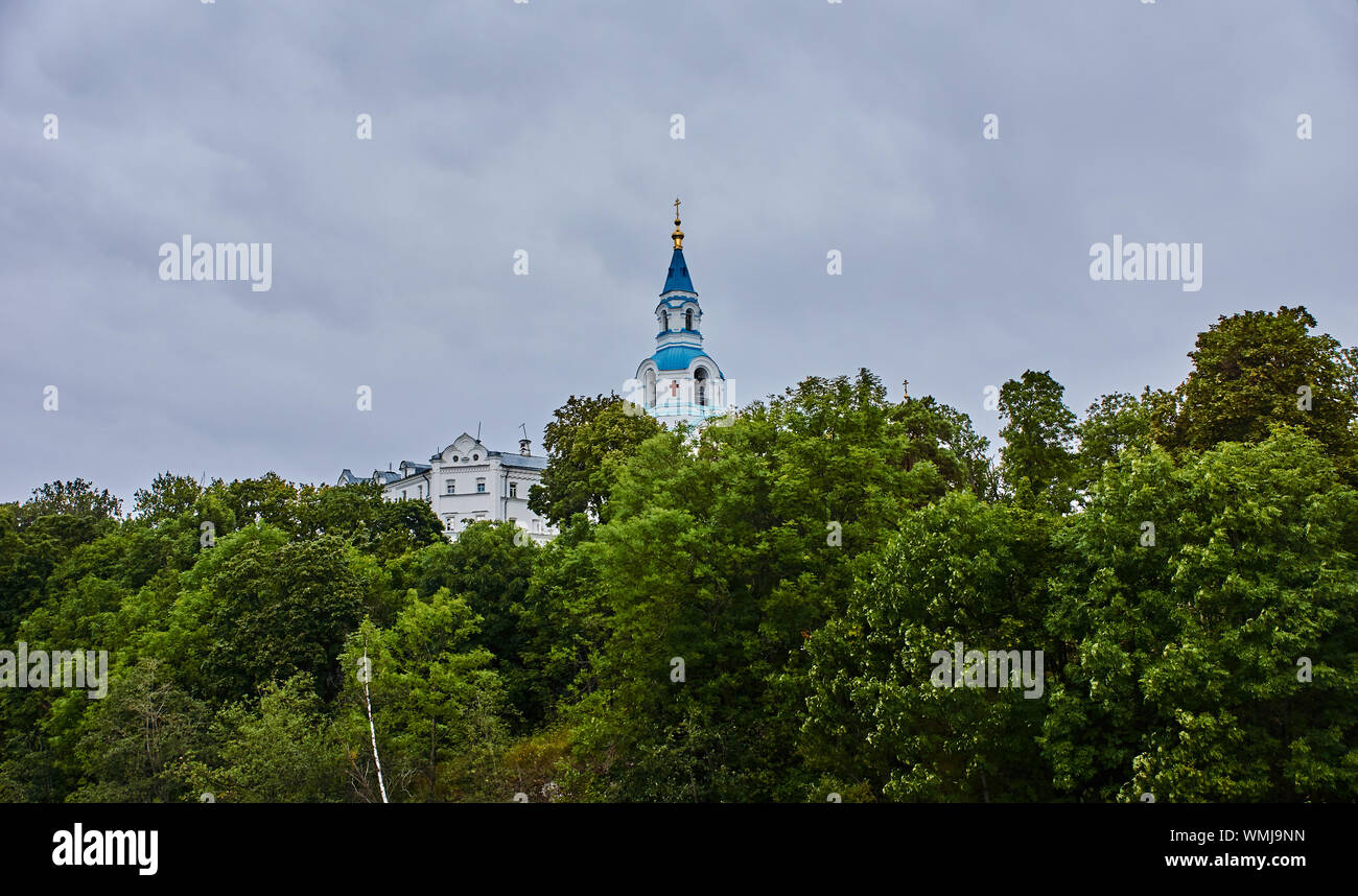 Le clocher d'une église orthodoxe sur l'île de Valaam. A proximité se trouve la Cathédrale chrétienne. La Russie, la Carélie. Le clocher d'une église orthodoxe Banque D'Images