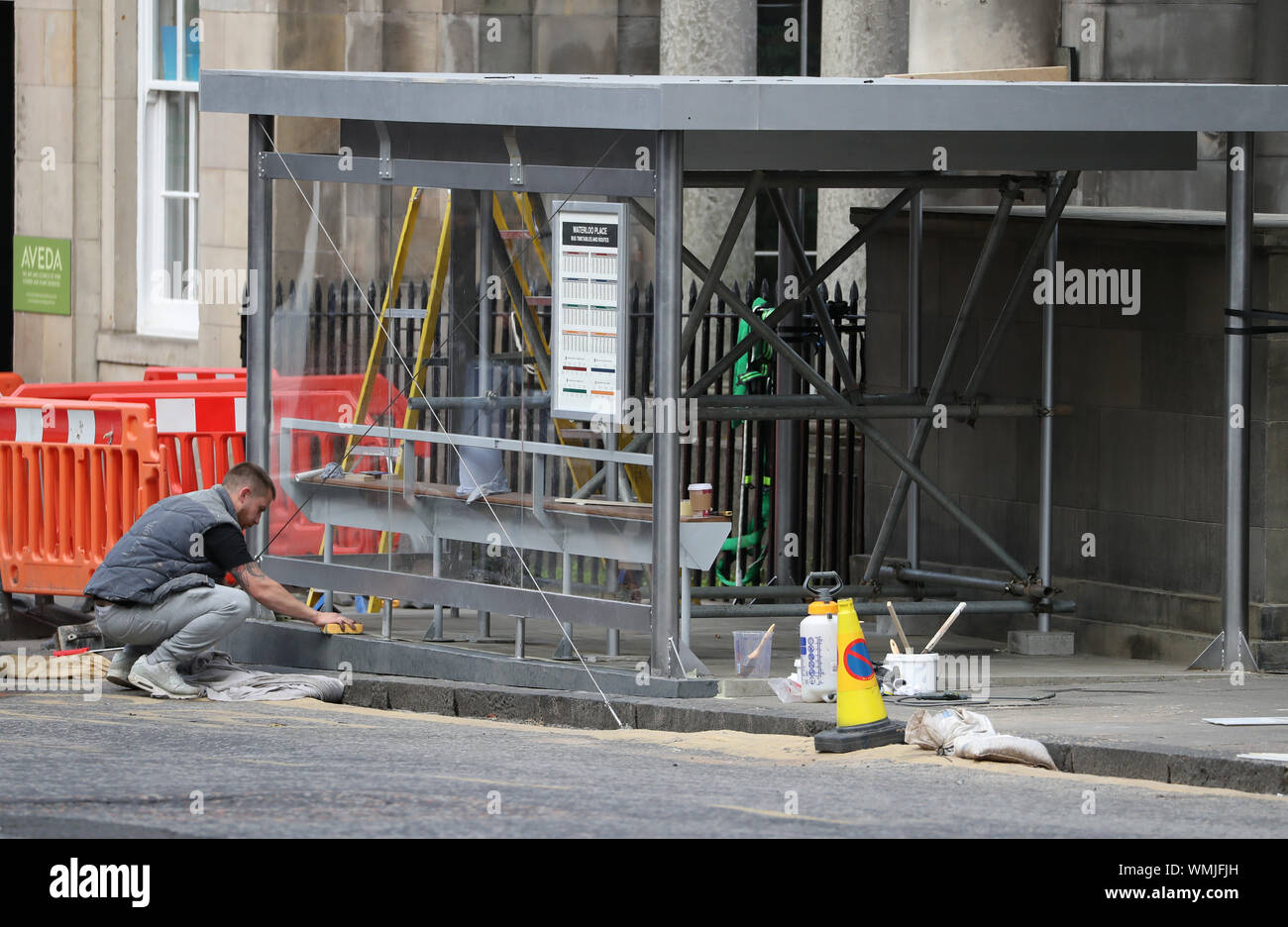 Situé immeuble continue pendant les répétitions avant le tournage de Fast and Furious 9 dans la région de Waterloo Place à Édimbourg. Banque D'Images