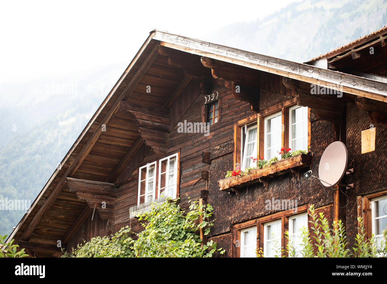 L'architecture traditionnelle suisse grâces une maison dans la ville de Brienz, en Suisse, dans l'Oberland bernois. Banque D'Images