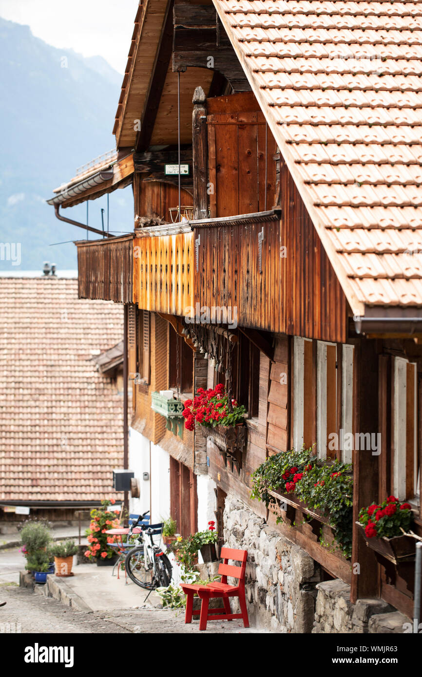 L'architecture traditionnelle suisse grâces une maison dans la ville de Brienz, en Suisse, dans l'Oberland bernois. Banque D'Images