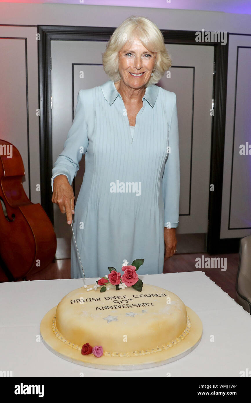 La Duchesse De Cornouailles Coupe Un Gateau De Celebration Lors D Une Tea Dance De La Victoire Services Club A Londres Pour Celebrer Le 90e Anniversaire De La Danse Britannique Du Conseil Photo La Duchesse De Cornouailles Coupe Un Gateau De Celebration Lors D Une Tea Dance De La Victoire Services Club A Londres Pour Celebrer Le 90e Anniversaire De La Danse Britannique Du Conseil Photo