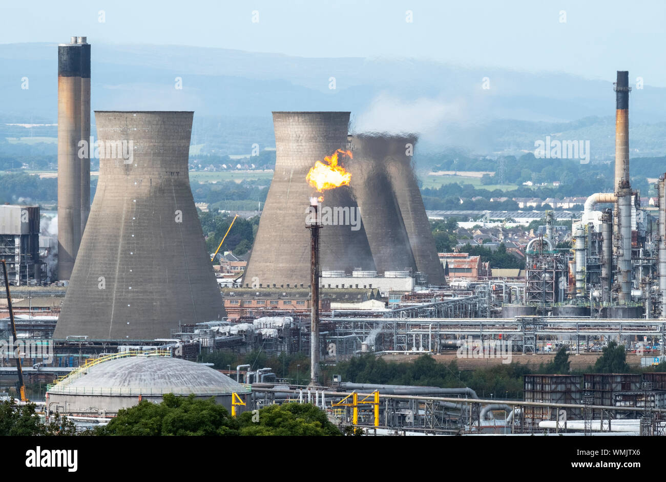 Torche de gaz brûlant à la raffinerie de Grangemouth, en Ecosse Banque D'Images