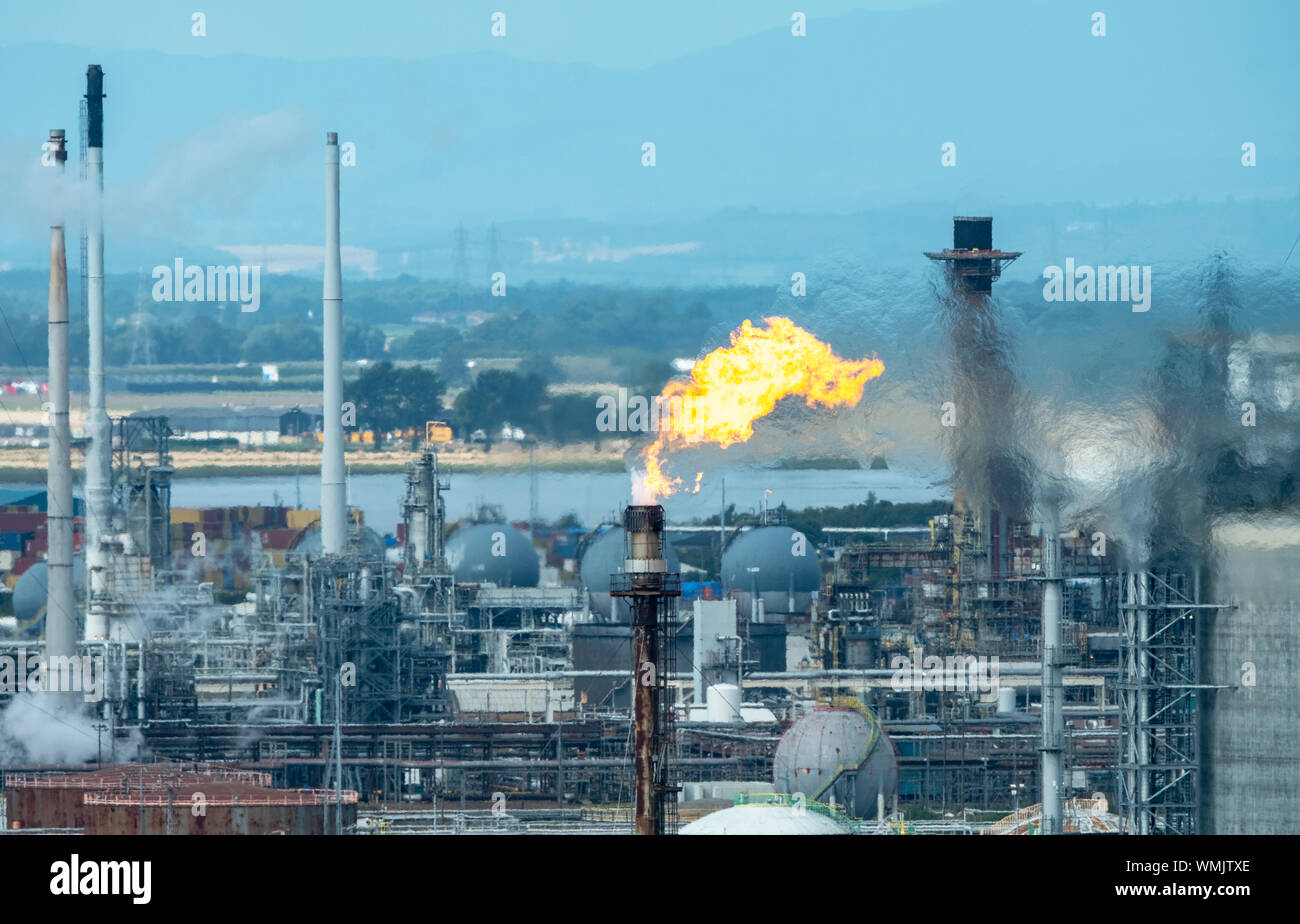 Torche de gaz brûlant à la raffinerie de Grangemouth, en Ecosse Banque D'Images