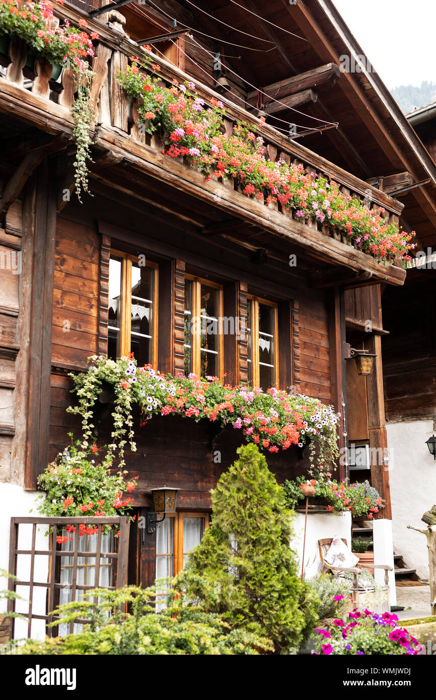 L'architecture traditionnelle suisse grâces une maison dans la ville de Brienz, en Suisse, dans l'Oberland bernois. Banque D'Images