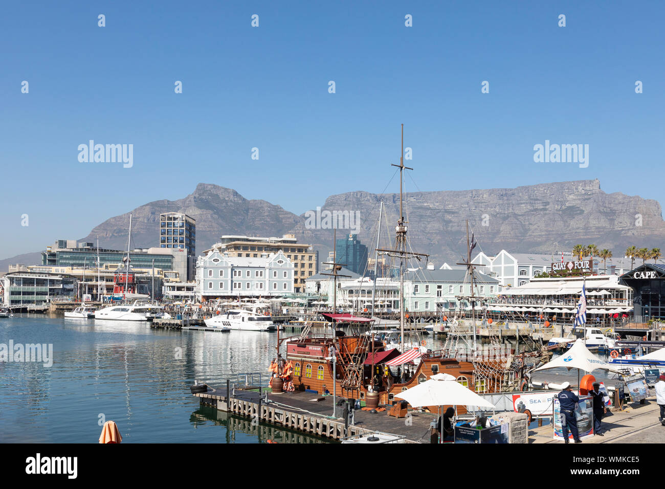 La Tour Pirate bateau amarré au quai de Victoria attend pour les touristes sur une visite de la ville de Table Bay, V&A Waterfront, Cape Town, Afrique du Sud Banque D'Images