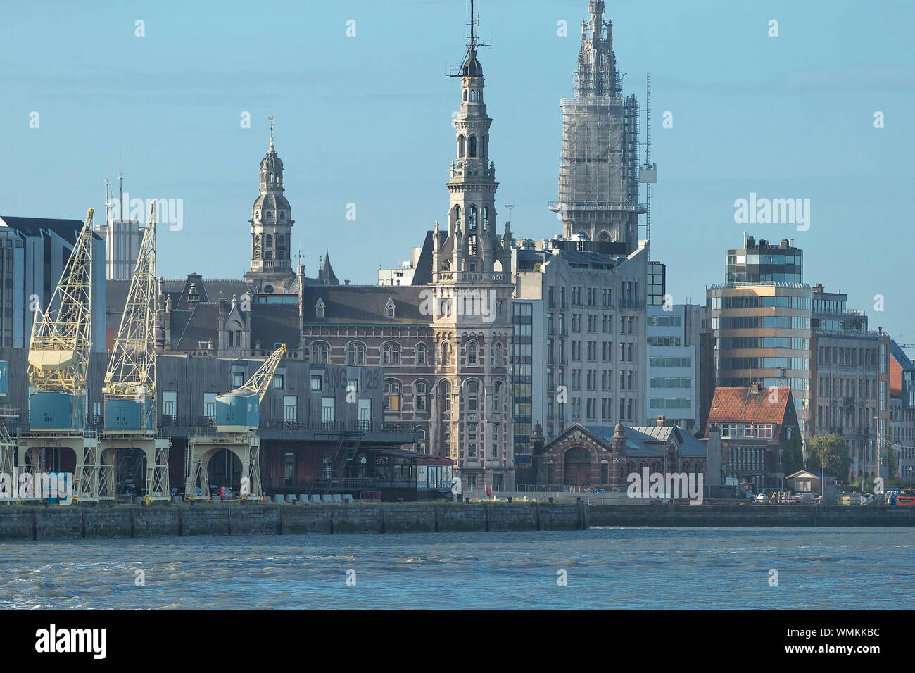 Skyline d'Anvers avec grue Banque D'Images