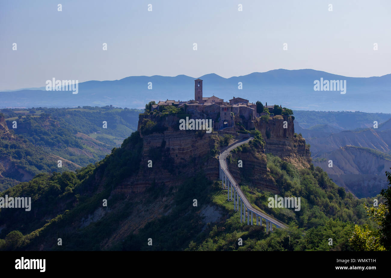 Capture la lumière tôt le matin la ville italienne de Bagnoregio, Viterbo Province. Perché sur son piton de tuf, bleu et les montagnes brumeuses peut être vu derrière Banque D'Images