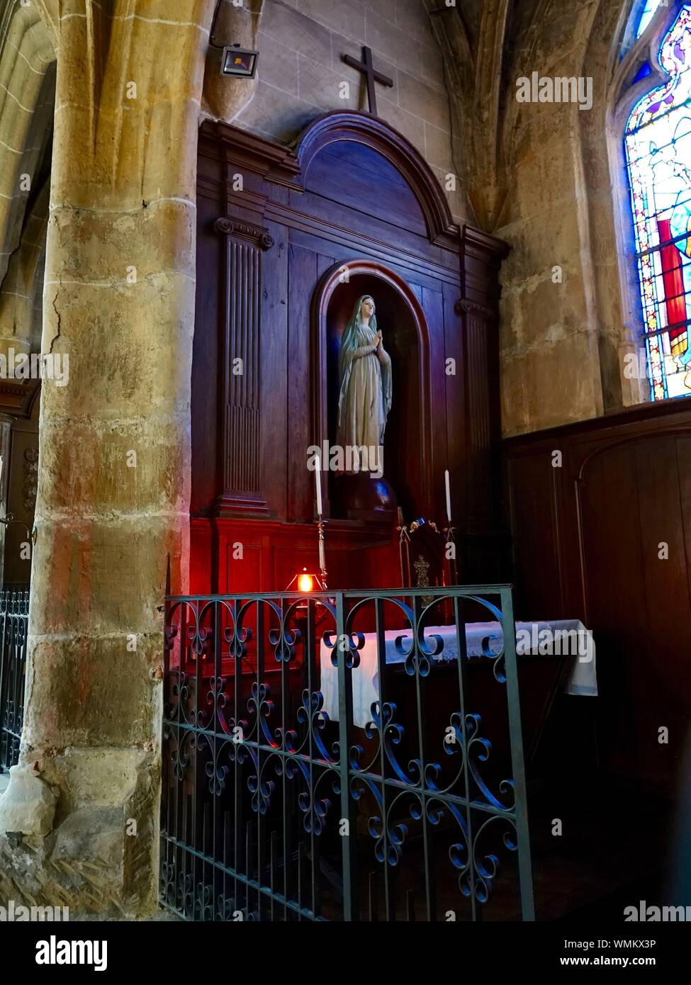 Autel latéral à la Très Sainte Vierge Marie, l'intérieur de l'Eglise Saint-Germain-de-Paris, église Saint Germain, Andrésy, France Banque D'Images
