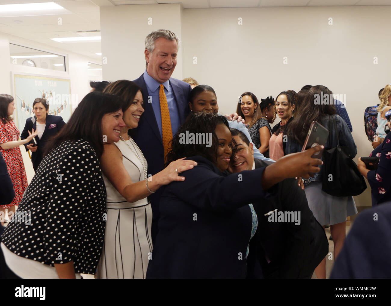 STATEN ISLAND, NEW YORK, LE 5 SEPTEMBRE : Maire de la ville de New York, Bill De Blasio et New York City le chancelier de l'école Richard Carranza et d'autres à accueillir des étudiants à la cérémonie d'inauguration de la 3-K pour tous tenue à la Richmond Centre pré-K le 5 septembre 2019 à Staten Island, à New York. Crédit photo : Mpi43/MediaPunch Banque D'Images