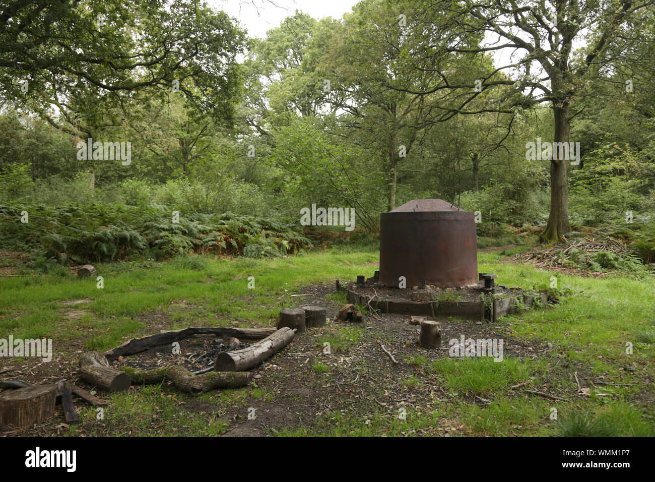 Un foyer à charbon de bois, près de poivre dans Karteradhos, Worcestershire, Royaume-Uni. Banque D'Images