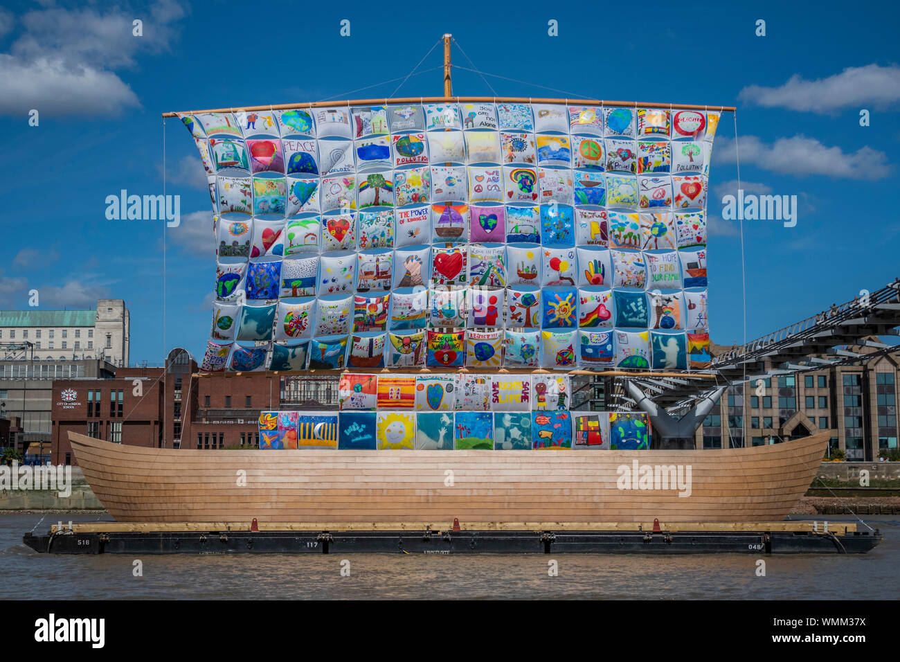 Londres, Royaume-Uni. 12Th Mar 2019. La Fondation d'Art de Kabakov et Action Changer mettre le navire de la tolérance à Londres comme la pièce maîtresse de l'installation d'art 2019 Thames totalement. Le navire de la tolérance est un projet d'art international créé par Ilya et Emilia Kabakov. Lancée pour la première fois en Égypte en 2005, le navire de la tolérance a par la suite été créé à Venise, San Moritz, Sharjah, Miami, La Havane, Moscou, New York, Genève, Rome et Rostock. Le projet a reçu le prestigieux Prix Cartier pour le meilleur projet d'art de l'année en 2010. Crédit : Guy Bell/Alamy Live News Banque D'Images