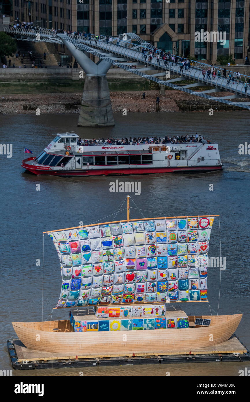 Londres, Royaume-Uni. 12Th Mar 2019. La Fondation d'Art de Kabakov et Action Changer mettre le navire de la tolérance à Londres comme la pièce maîtresse de l'installation d'art 2019 Thames totalement. Le navire de la tolérance est un projet d'art international créé par Ilya et Emilia Kabakov. Lancée pour la première fois en Égypte en 2005, le navire de la tolérance a par la suite été créé à Venise, San Moritz, Sharjah, Miami, La Havane, Moscou, New York, Genève, Rome et Rostock. Le projet a reçu le prestigieux Prix Cartier pour le meilleur projet d'art de l'année en 2010. Crédit : Guy Bell/Alamy Live News Banque D'Images