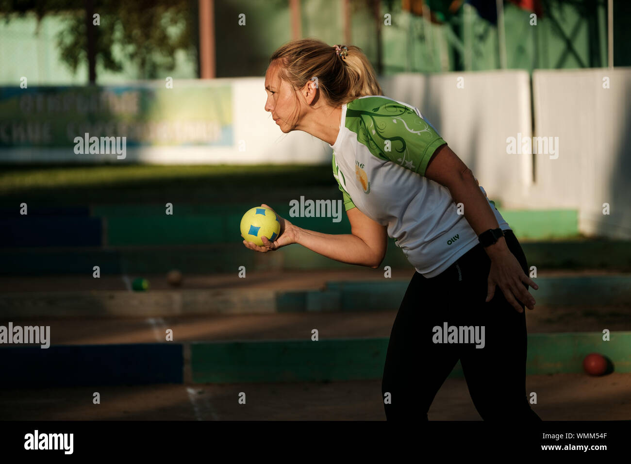 Moscou, Russie - le 24 juin 2019 : l'athlète russe Alla Fokina botte le ballon pour la pétanque raffa sur Sozidanie de tournoi Banque D'Images