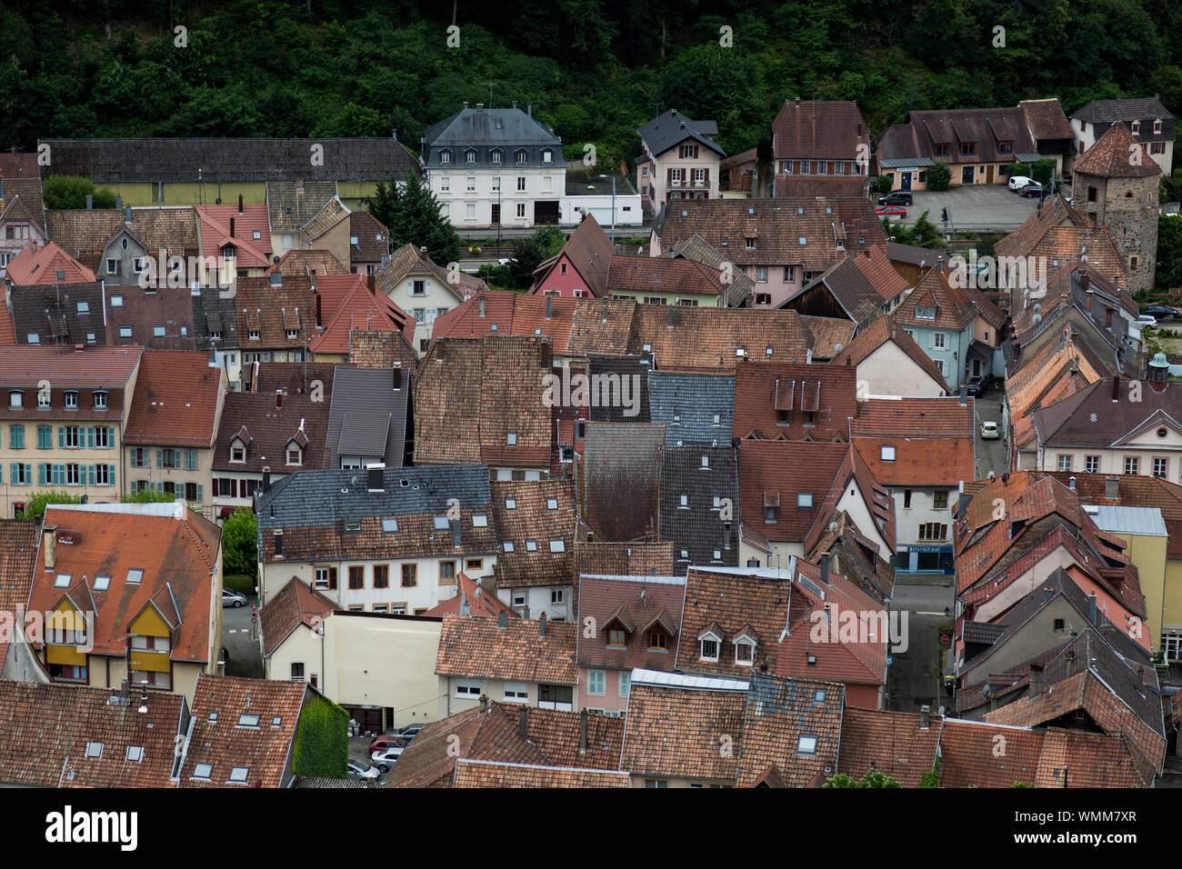 Donnant sur les toits de la ville alsacienne de Thann, France. Banque D'Images