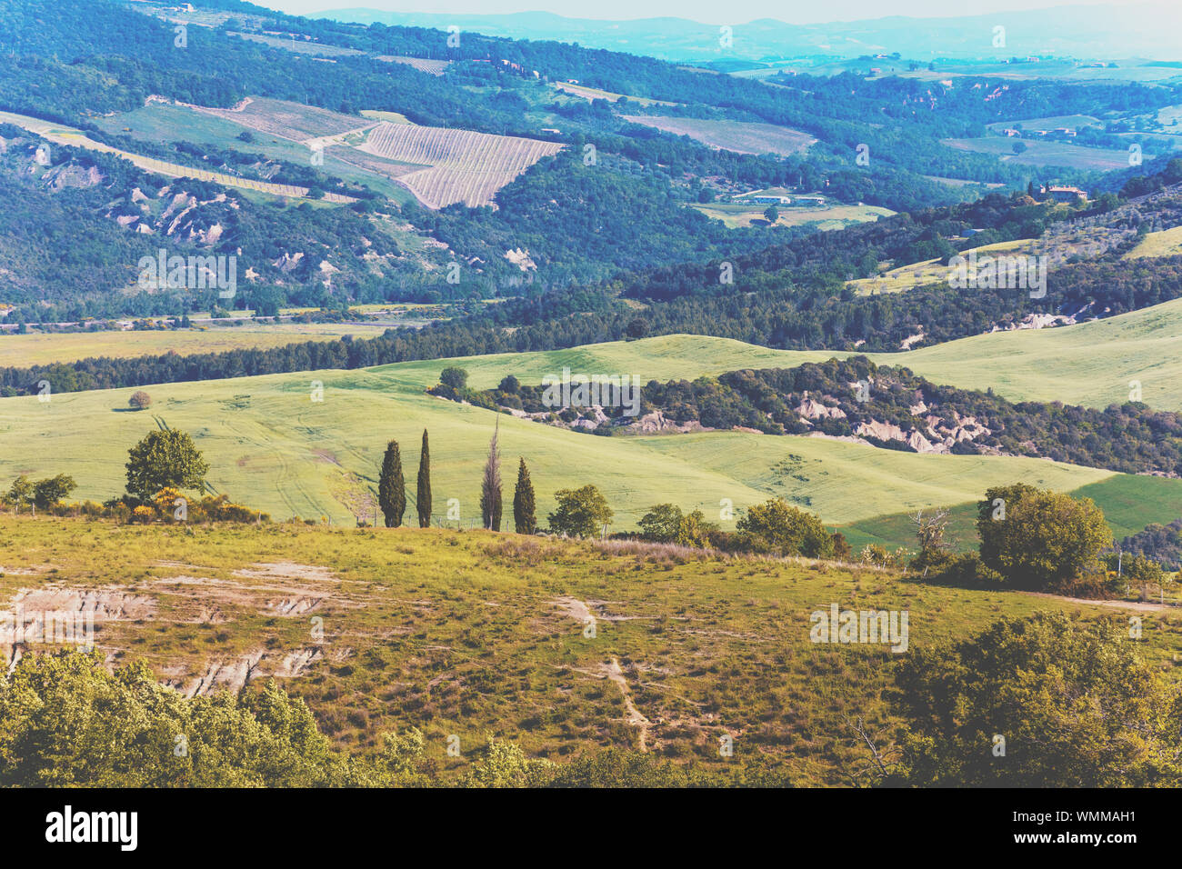 Beau paysage, printemps nature. Paysage de montagne. Vue de dessus de champs ensoleillés sur les collines de Toscane, Italie Banque D'Images