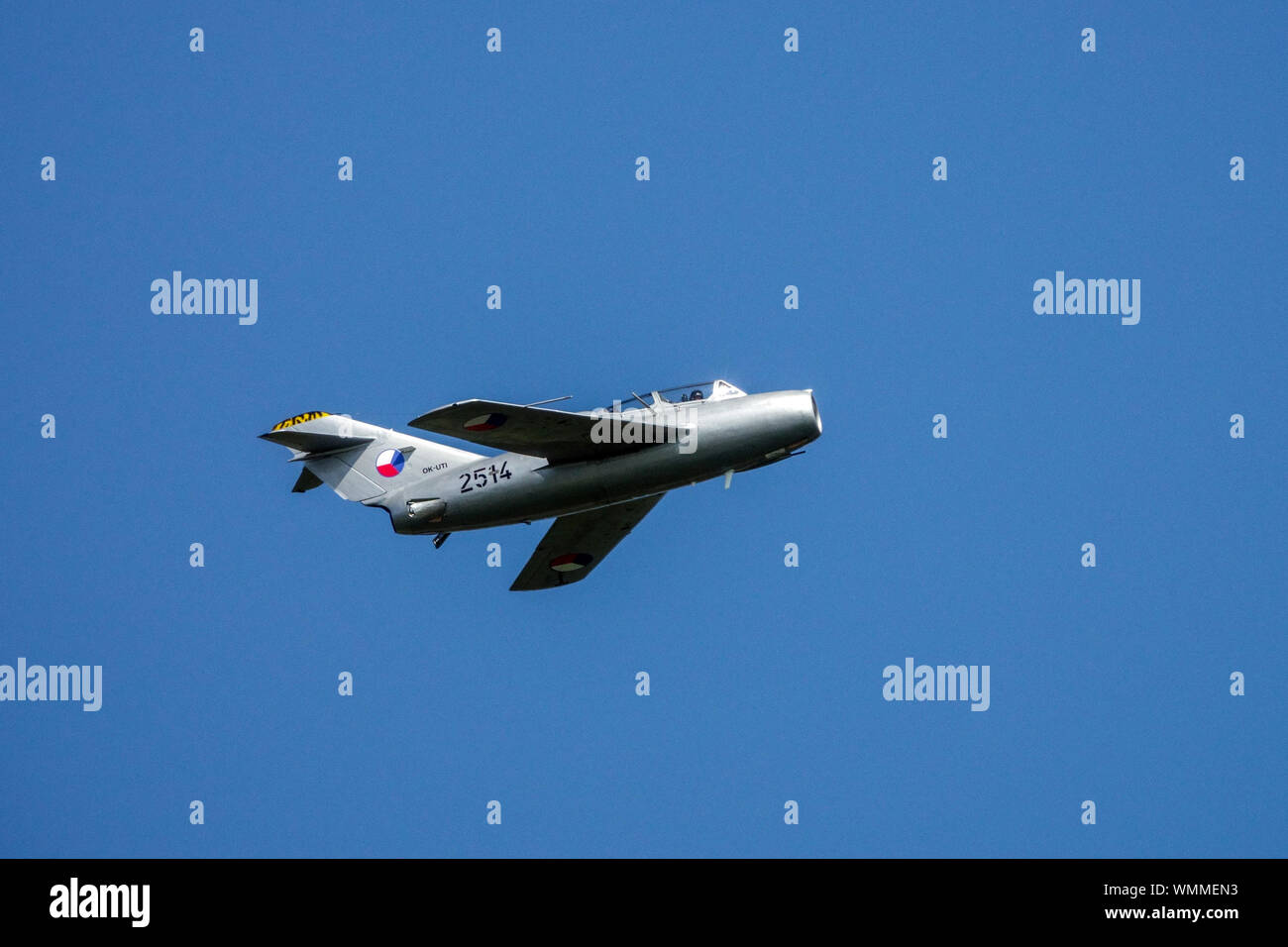 Chasseur à réaction MIG 15 UTI aux couleurs de l'armée de l'air tchécoslovaque, avion des années 1950 Jet volant sur ciel bleu le jet MIG 15 Banque D'Images