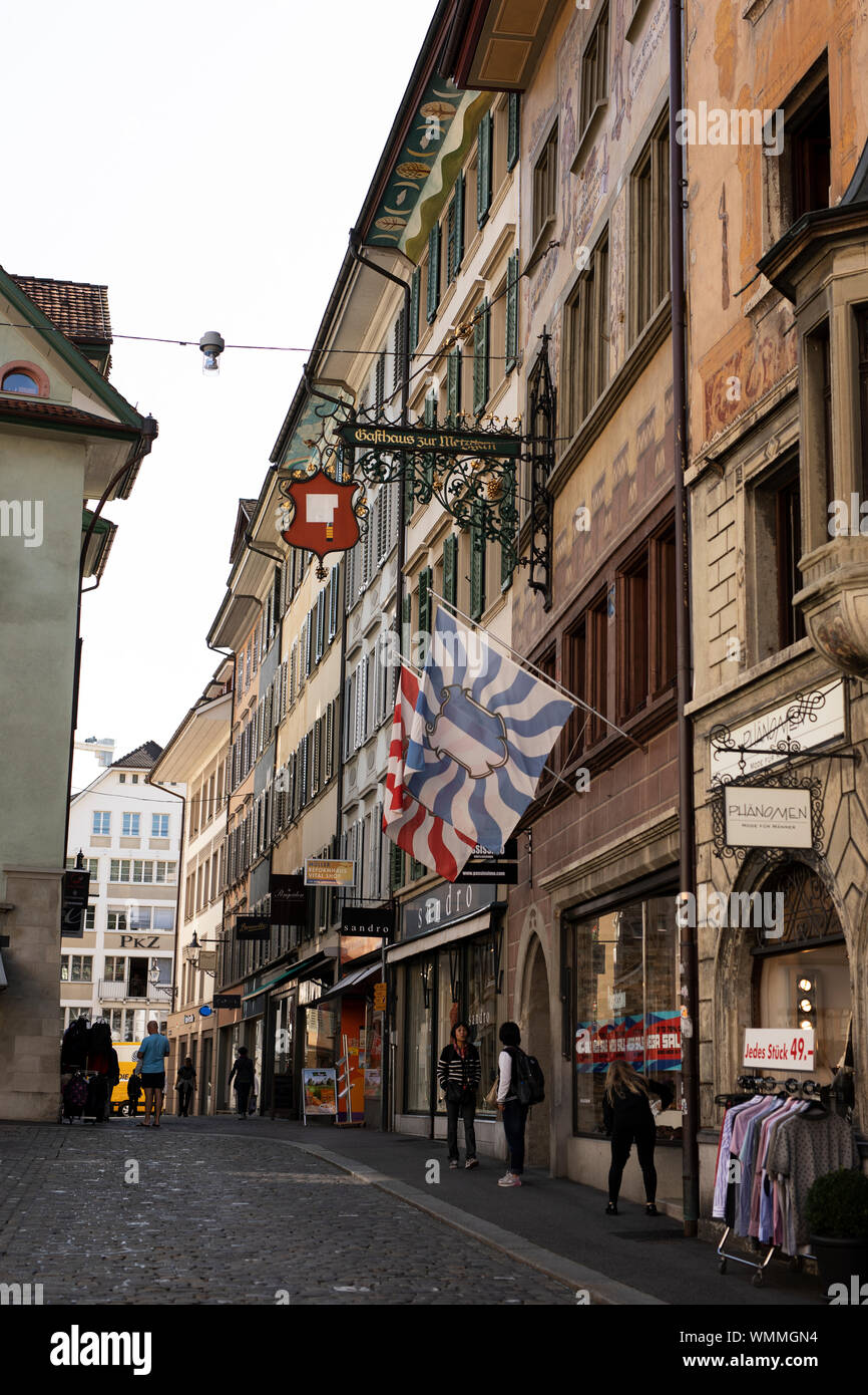 Les touristes se prominent devant les boutiques de Weinmarkt à Lucerne, en Suisse. Banque D'Images