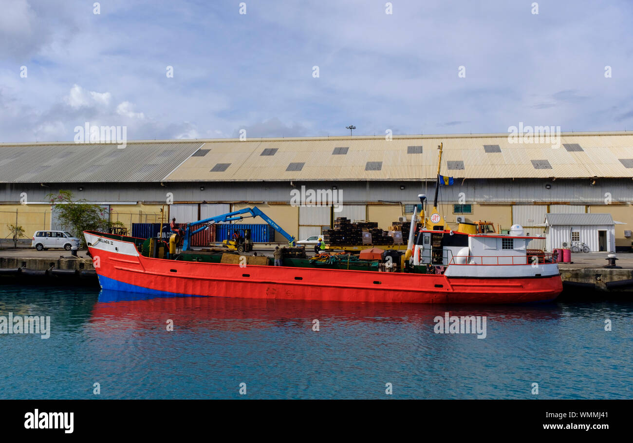 Un cargo bleu et rouge bateau sur le quai à Bridgetown, Barbade Banque D'Images