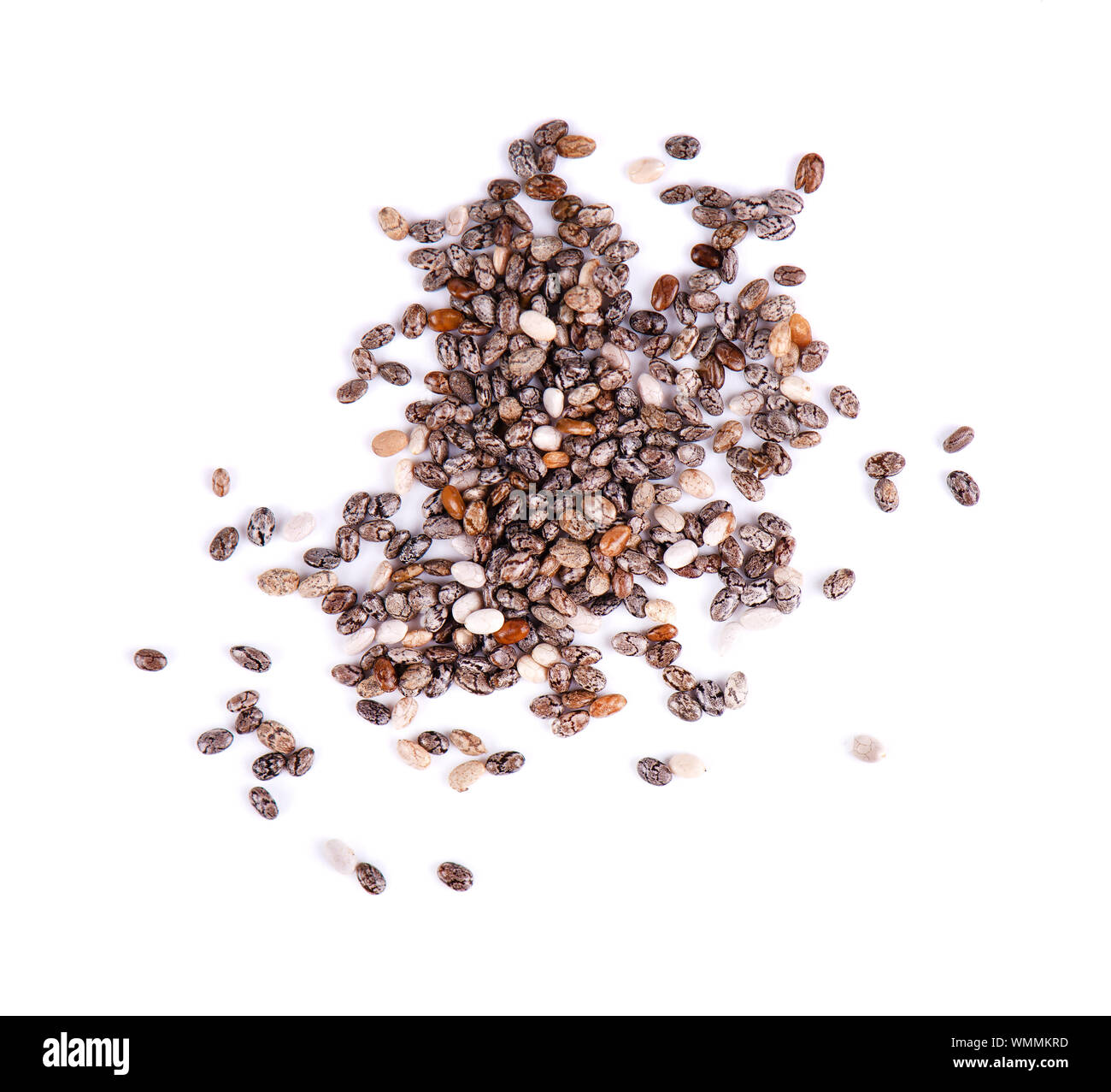 Les graines de Chia, isolé sur fond blanc. Superfood sain. Macro closeup de petites graines de chia bio. Vue d'en haut. Banque D'Images